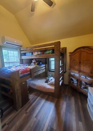 3 bedrooms, in-room safe, iron/ironing board, WiFi