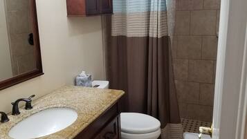 Tina con regadera y toallas