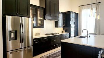 Réfrigérateur, micro-ondes, four, plaque de cuisson