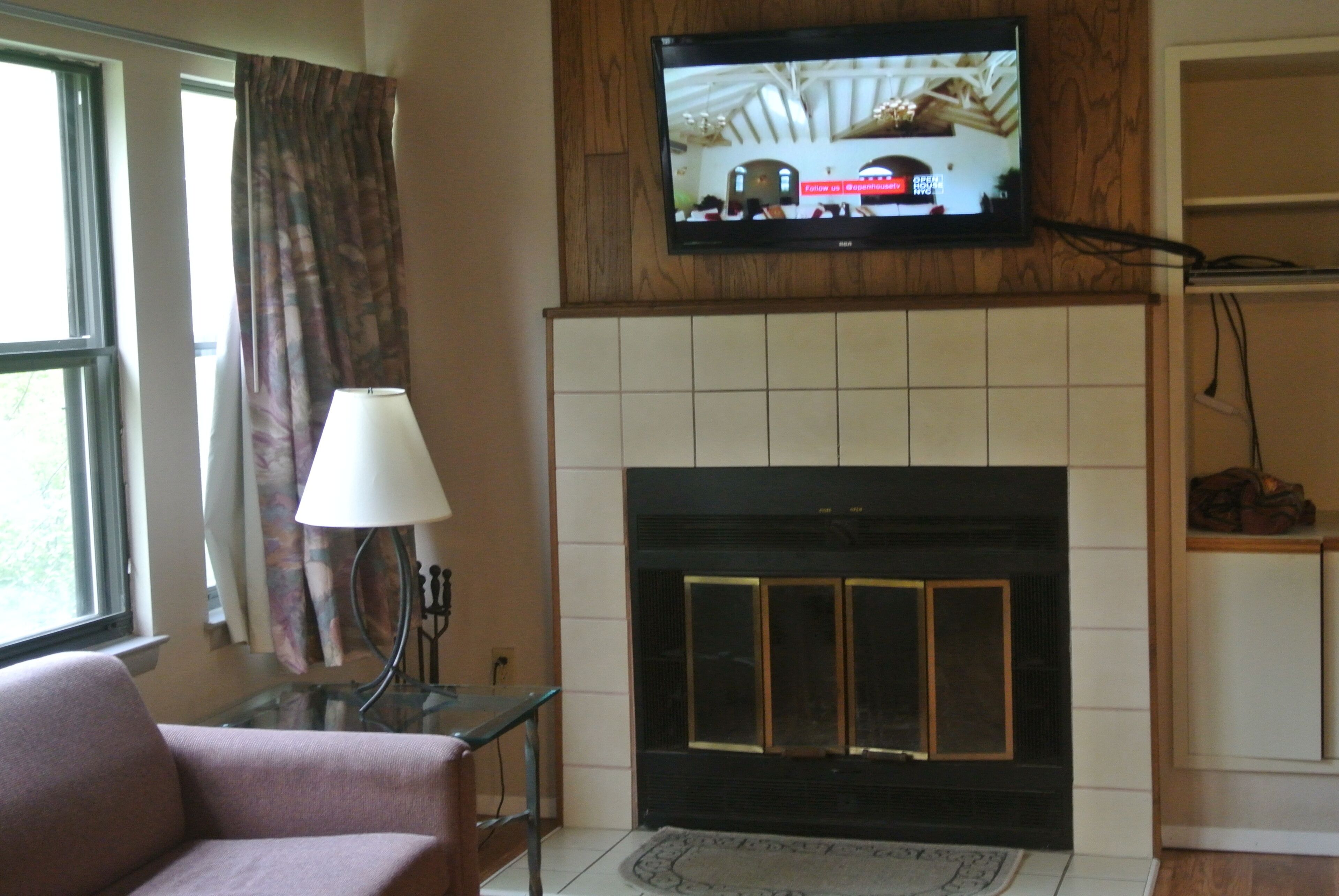 Télévision, jeux vidéo, lecteur de DVD, table de tennis de table