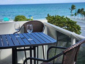 Outdoor dining - Lovely 2 bed Condo on the Beach  (Hollywood)