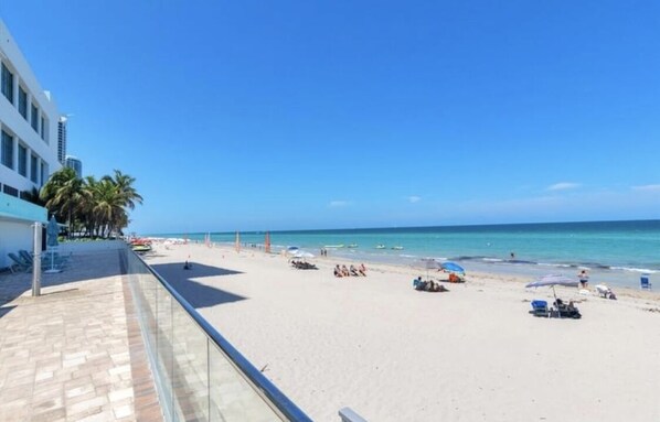 On the beach - Lovely 2 bed Condo on the Beach  (Hollywood)