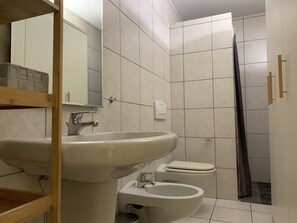 Suihku, hiustenkuivaaja, bidee, pyyhkeet