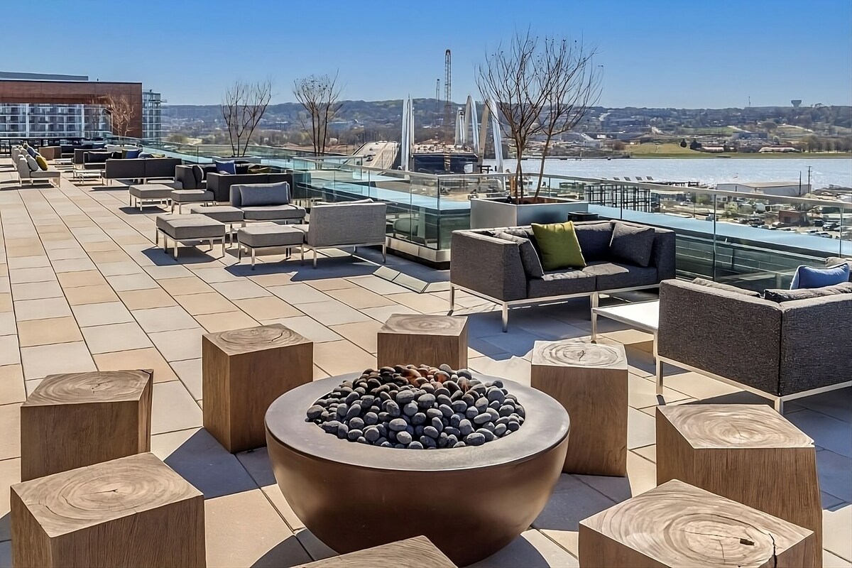 Capitol City Getaway! On-Site Restaurant, Rooftop Lounge, Near Audi Field