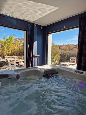 Indoor spa tub - Zen House with Heated Pool, Sauna & Jacuzzi between Biarritz & Hossegor (Mouguerre)