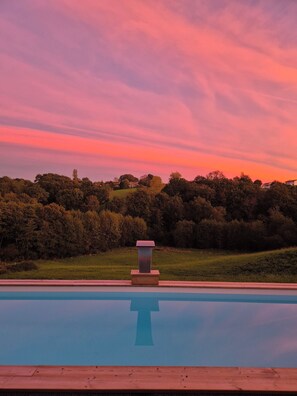 حمّام سباحة خارجي، حمّام سباحة مُدفَّأ