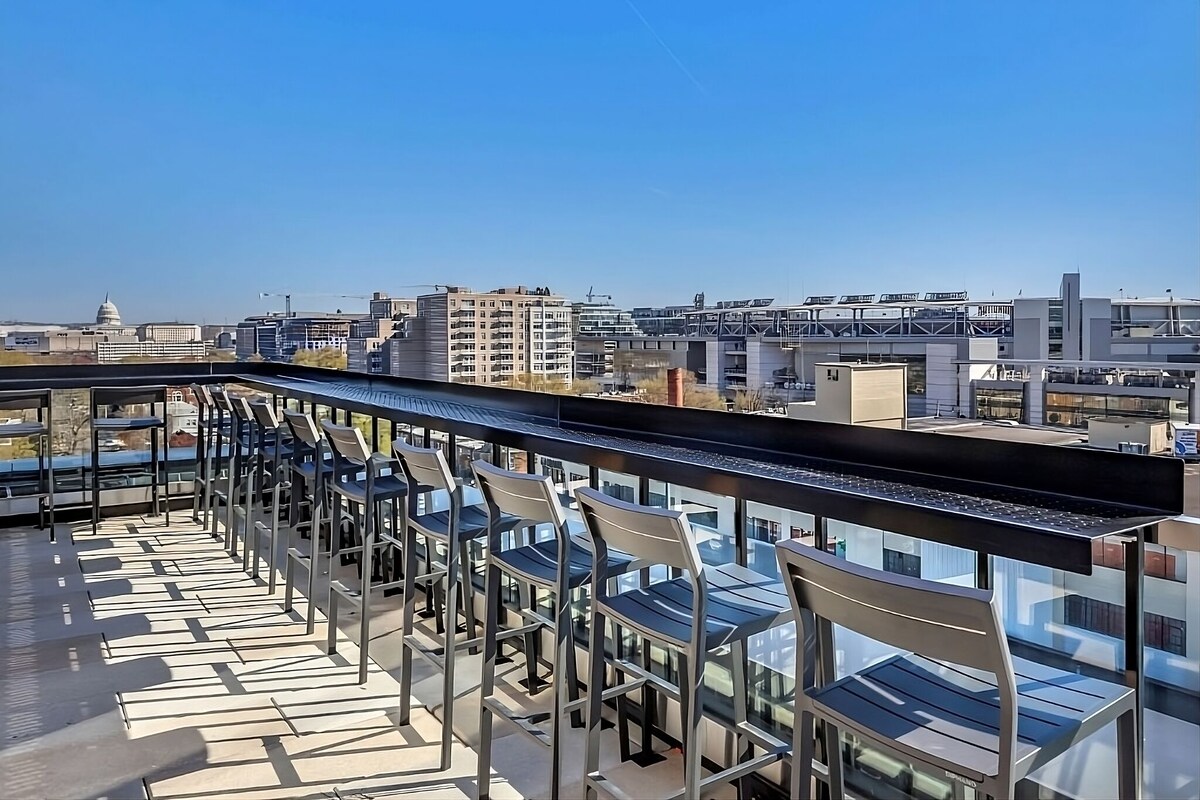 Capitol Riverfront District! 2 Comfortable Units, On-Site Bar, Rooftop Lounge