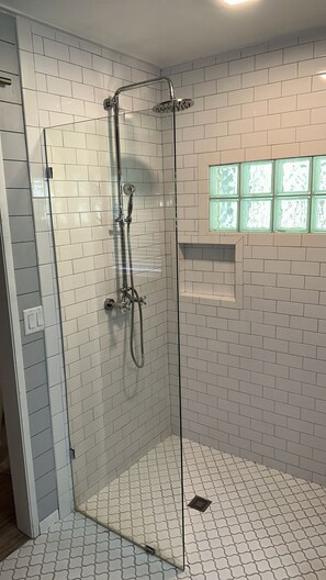Ensemble douche/baignoire, sèche-cheveux, serviettes fournies, savon
