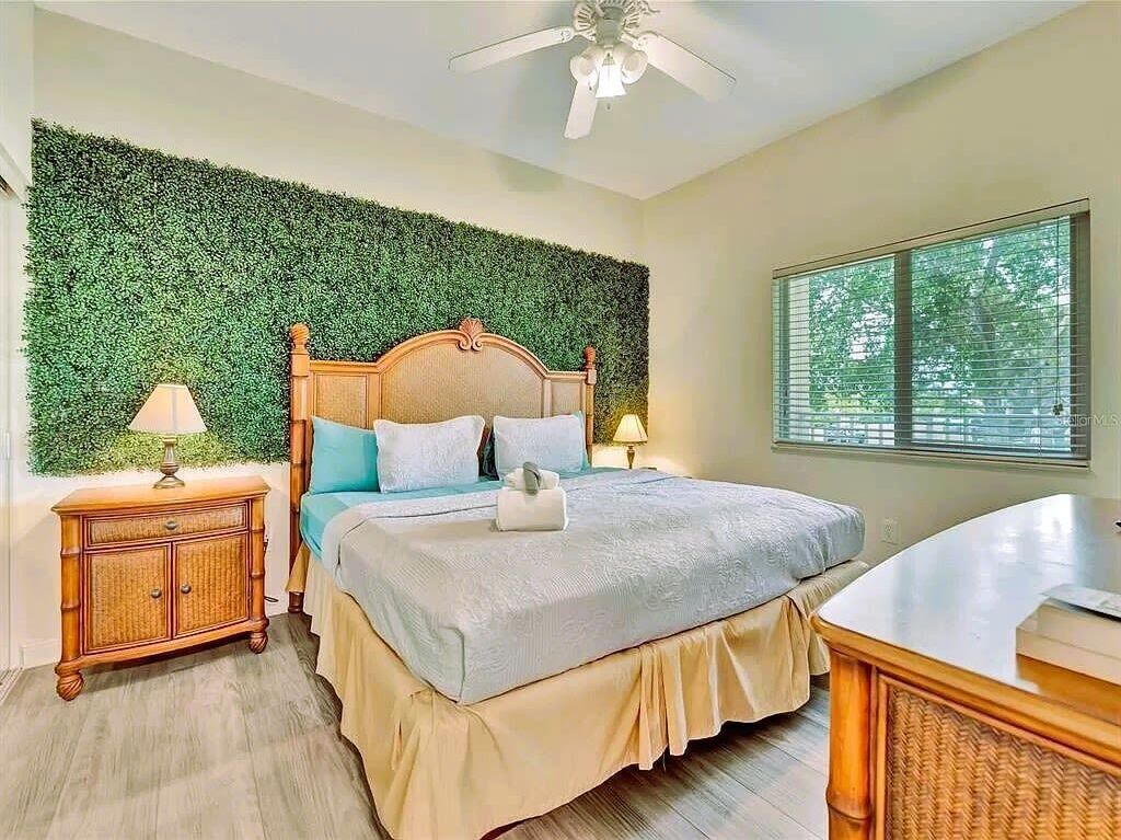 Bayview Balcony Condo, Hot tub & pool & Rum Bar!