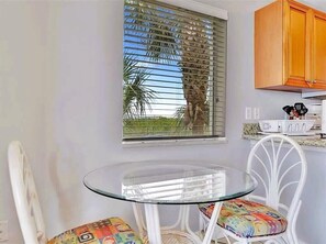 Dining - Hot tub, Prvt Balcony & Pool & Bar! Pet friendly (St. Petersburg)