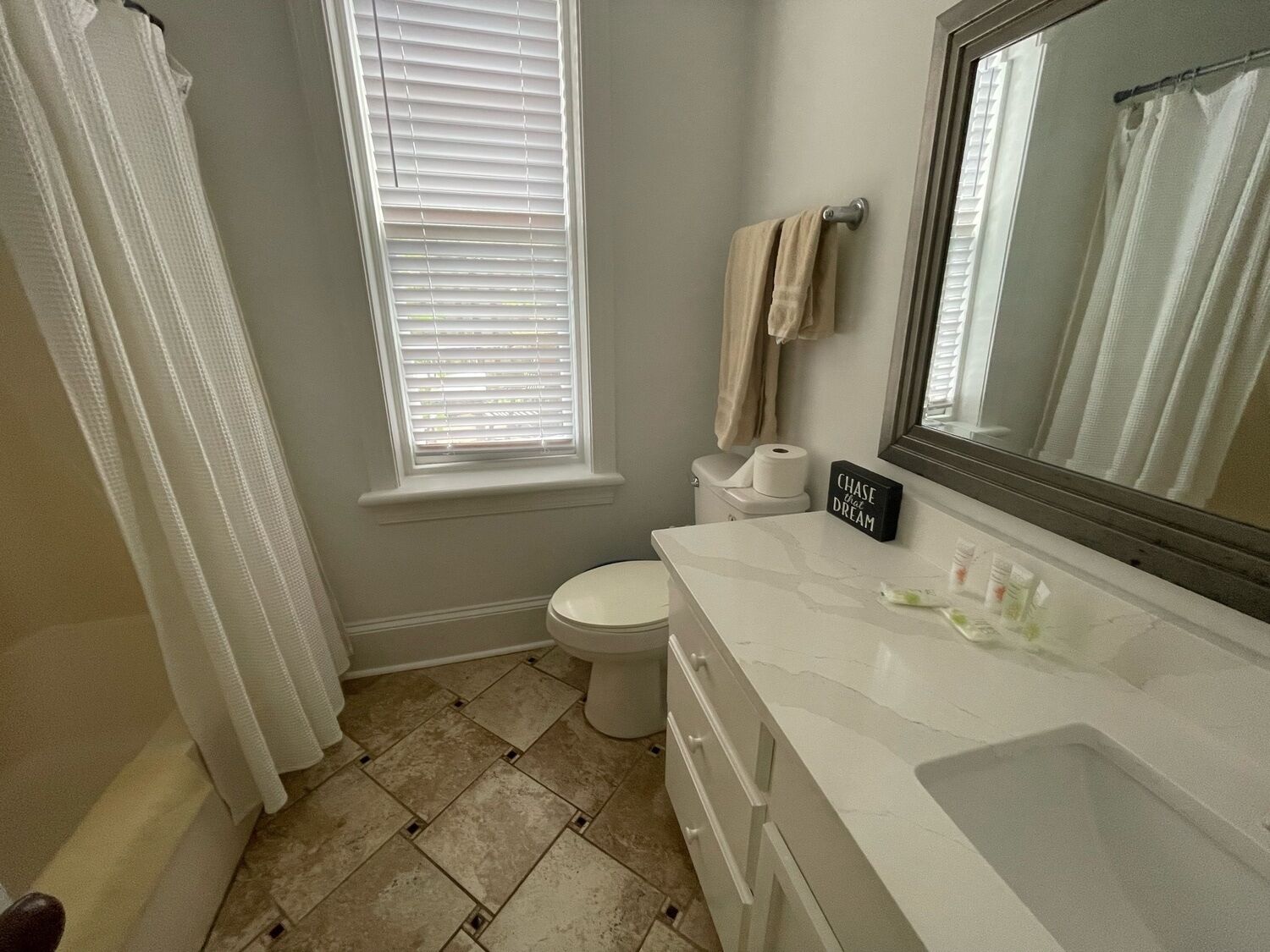 Combined shower/tub, hair dryer, towels