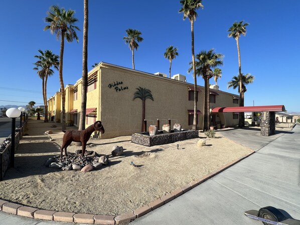 Property grounds - Romantic Retro Retreat Valley Ho Hidden Palms (Lake Havasu City)