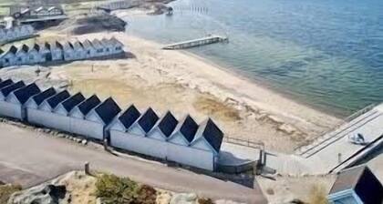 Newly renovated townhouse near swimming and shopping centers