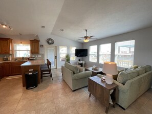 Smart TV - Ola Del Mar-Beach Access-0.3 miles from beach-sleeps 6-relaxing bungalow (Crystal Beach)