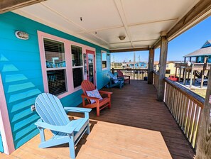 Terrace/patio - Ola Del Mar-Beach Access-0.3 miles from beach-sleeps 6-relaxing bungalow (Crystal Beach)