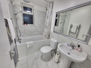 Ensemble douche/baignoire, articles de toilette gratuits, sĂšche-cheveux
