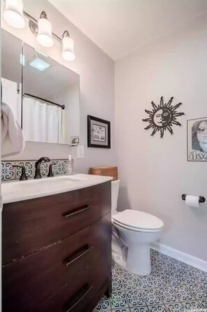 淋浴设施、吹风机、毛巾、肥皂