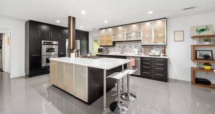 Luxurious Home in Upscale Neighborhood. EV Charger. Furnished backyard patio.