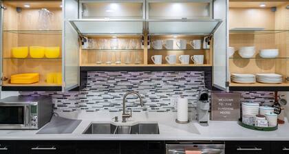 Luxurious Home in Upscale Neighborhood. EV Charger. Furnished backyard patio.