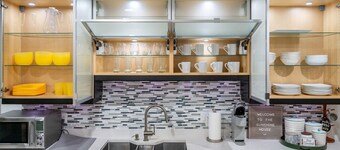 Luxurious Home in Upscale Neighborhood. EV Charger. Furnished backyard patio.