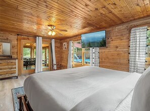 3 bedrooms, travel crib, internet, bed sheets