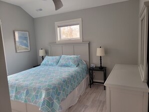 3 bedrooms, iron/ironing board, travel crib, WiFi - Downtown Charlevoix, Riverwalk 107 (Charlevoix)