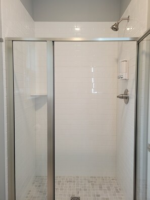 Shower, hair dryer, towels, soap - Downtown Charlevoix, Riverwalk 107 (Charlevoix)