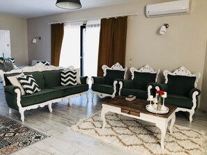 Villa exclusive | Aire de séjour | Téléviseur ACL de 42 po avec télévision par satellite, téléviseur