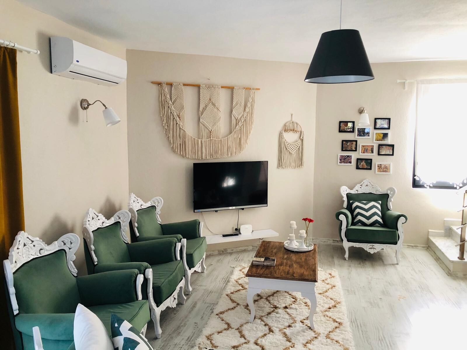 Exklusiv villa | Vardagsrum | 42-tums LCD-tv med satellitkanaler och tv