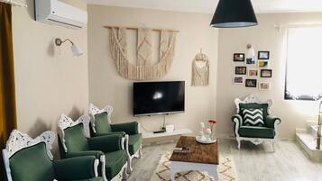 Exclusive-Villa | Wohnbereich | 42-Zoll-LCD-Fernseher mit Satellitenempfang, Fernseher