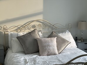 1 dormitorio, escritorio, wifi gratis y ropa de cama