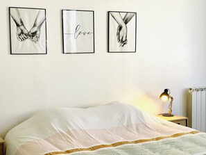 4 bedrooms, desk, iron/ironing board, travel cot - Group gîte near Futuroscope and Poitiers. Pets allowed (Lusignan)