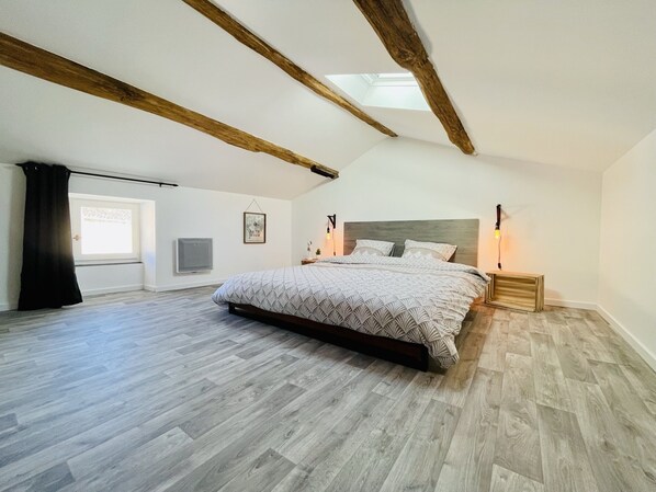 4 bedrooms, desk, iron/ironing board, travel cot