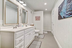 Shower, hair dryer, towels, soap - Coastal getaway!Steps from beach and dining! (St. Simons Island)