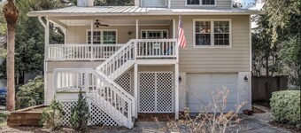 Pet friendly coastal getaway! Steps from beach and dining!