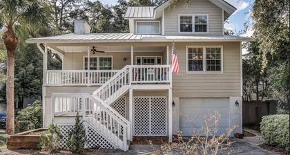 Pet friendly coastal getaway! Steps from beach and dining!
