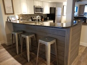 Jääkaappi, mikroaaltouuni, uuni, liesi