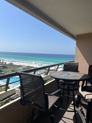 Outdoor dining - GORGEOUS BEACHFRONT VIEWS!! FREE BEACH SET UP, PRIVATE BEACH, POOL, SPA, AND GYM (Miramar Beach)