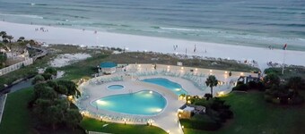 GORGEOUS BEACHFRONT VIEWS!! FREE BEACH SET UP, PRIVATE BEACH, POOL, SPA, AND GYM