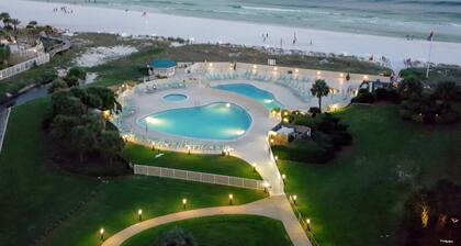 GORGEOUS BEACHFRONT VIEWS!! FREE BEACH SET UP, PRIVATE BEACH, POOL, SPA, AND GYM