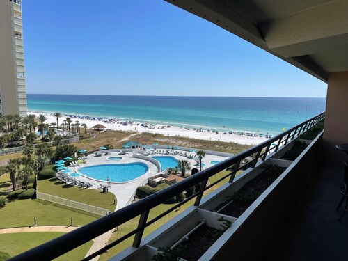 GORGEOUS BEACHFRONT VIEWS!! FREE BEACH SET UP, PRIVATE BEACH, POOL, SPA, AND GYM