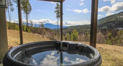 Modern, Colorful home near Glacier Park w/hot tub!