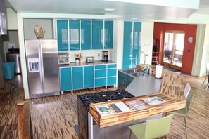 冷蔵庫、電子レンジ、オーブン、コンロ