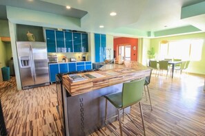 Réfrigérateur, four à micro-ondes, un four, surface de cuisson