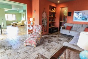 Jeux vidéo, table de ping-pong, livres