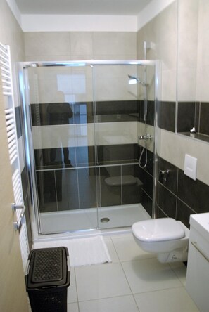 Dusche, Haartrockner, Handtücher, Seife