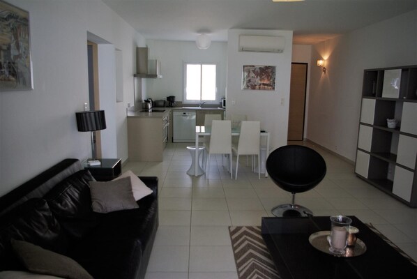 Smart TV, estéreo, monitor de computadora y impresora 