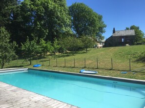 Una piscina al aire libre, una piscina climatizada