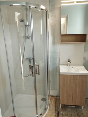 Bañera, bidet, jabón, papel higiénico