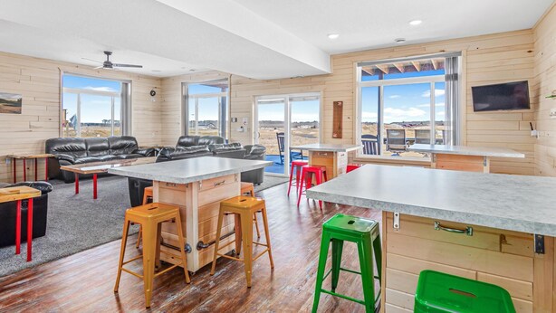 Un interior moderno con cocina, comedor y zona de estar.